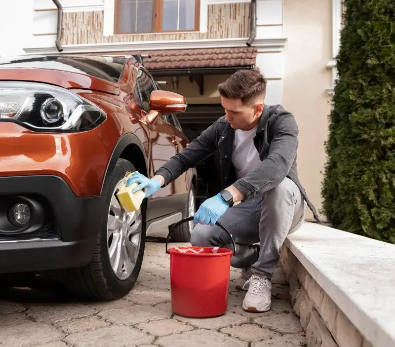 Lavage auto à domicile Montoir-de-Bretagne : professionnel intervenant sur un véhicule